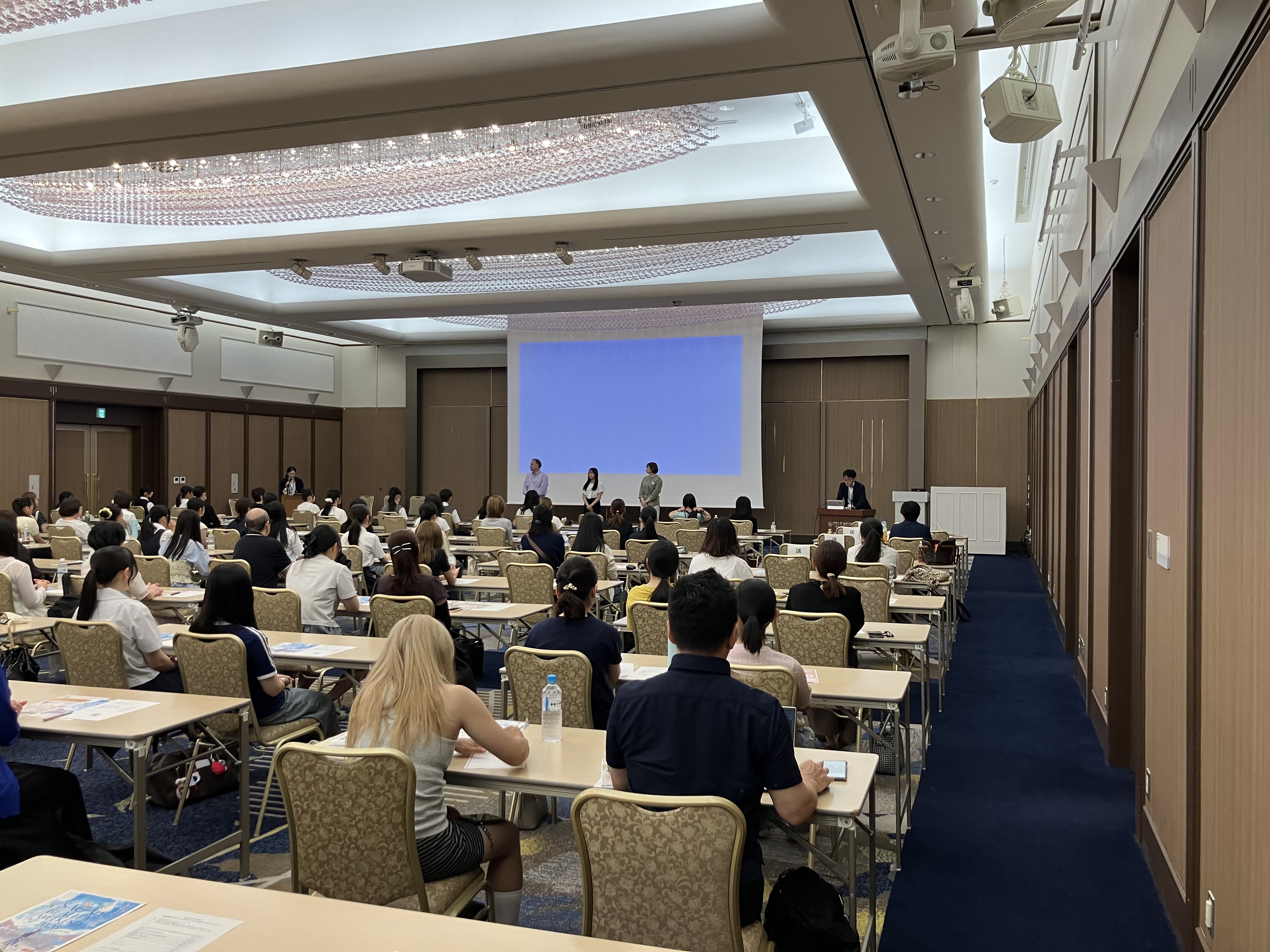 『化粧品業界ではたらく人たちに聞く～コスメ業界へのキャリアガイド～』を開催しました。